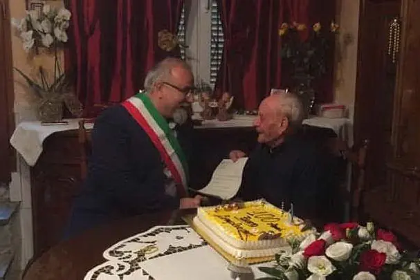 Il sindaco con tio Tineddu Meloni (foto L'Unione Sarda - Tellini)