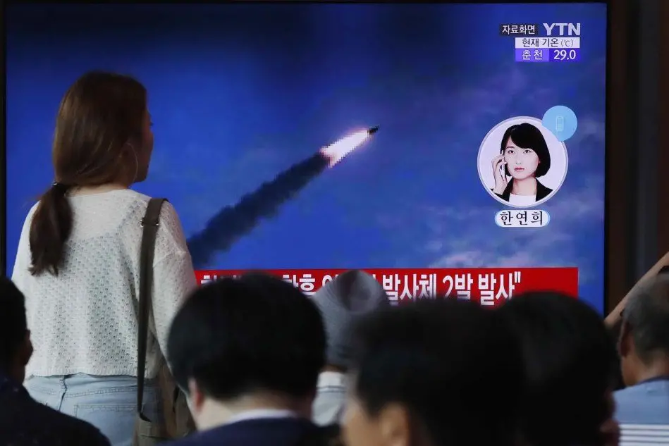 Cittadini sudcoreani osservano le immagini del test di Pyongyang (Ansa)