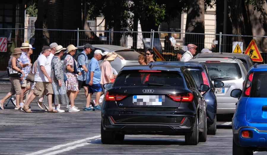 Migliaia di turisti invadono via Roma e il traffico va in tilt