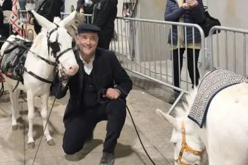 Gli asinelli bianchi dell''Asinara con il veterinario Pilo (foto concessa)