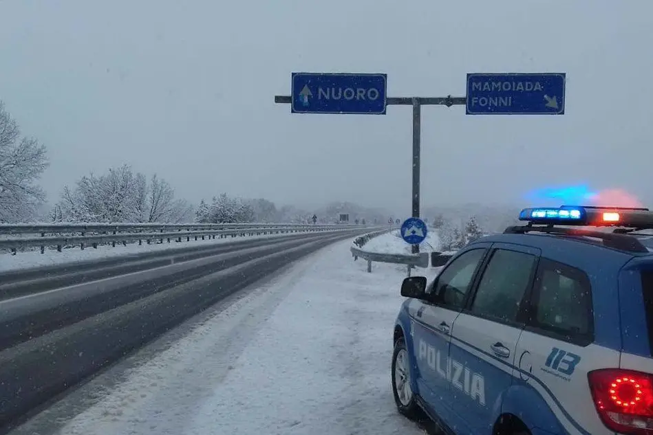 La polizia stradale a Fonni durante una nevicata