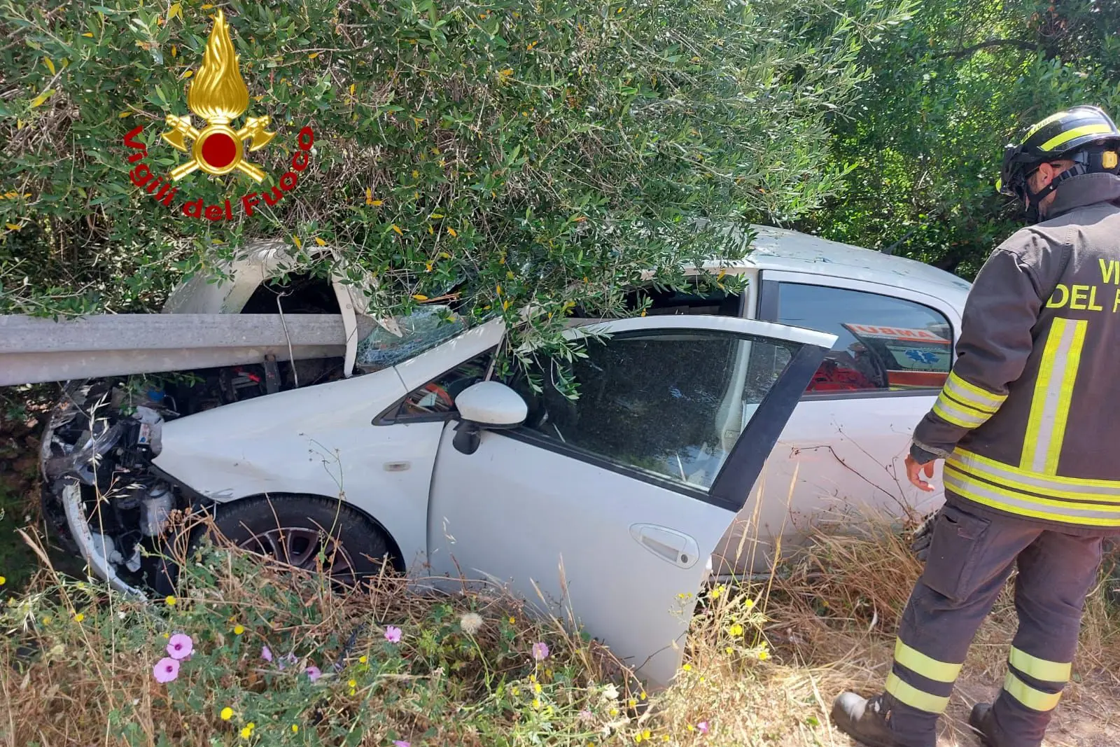 La Fiat Punto distrutta dopo essersi schiantata contro il guardrail sulla Sp 24 a Budoni (foto vigili del fuoco)