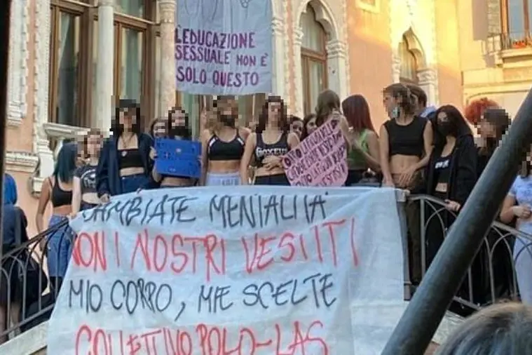 La protesta delle ragazze (foto Instagram)