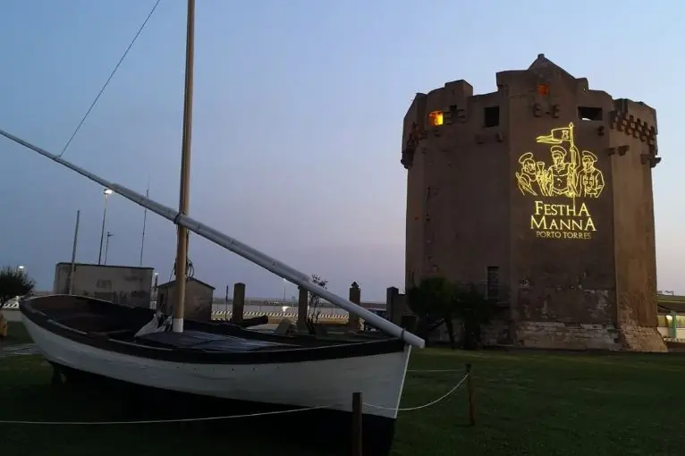 La Torre Aragonese col simbolo della Festha Manna (foto Pala)