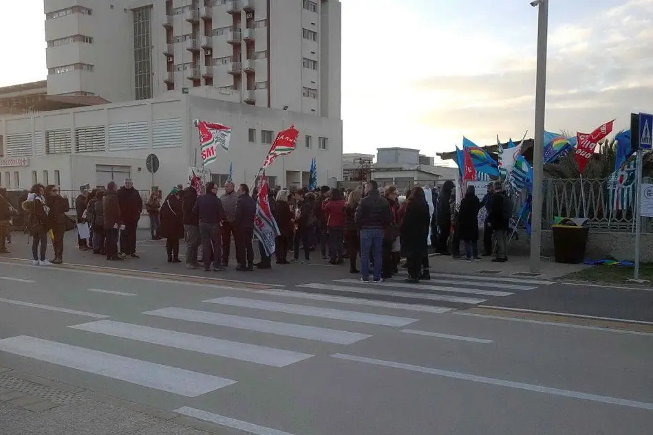 Una manifestazione dei dipendenti davanti alla sede Aias di Cagliari