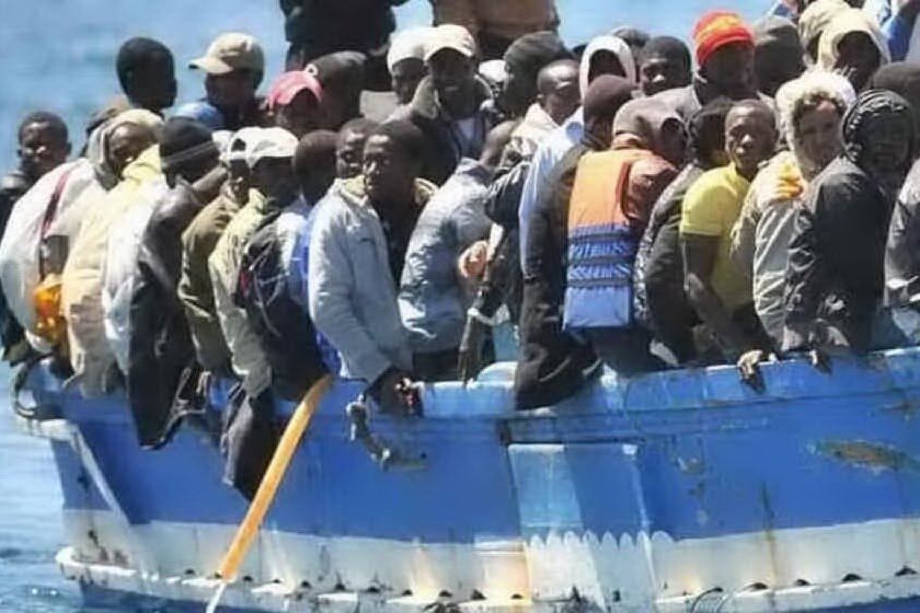 &quot;Aiutateci, stiamo morendo&quot;: l'allarme da due barche con 140 migranti