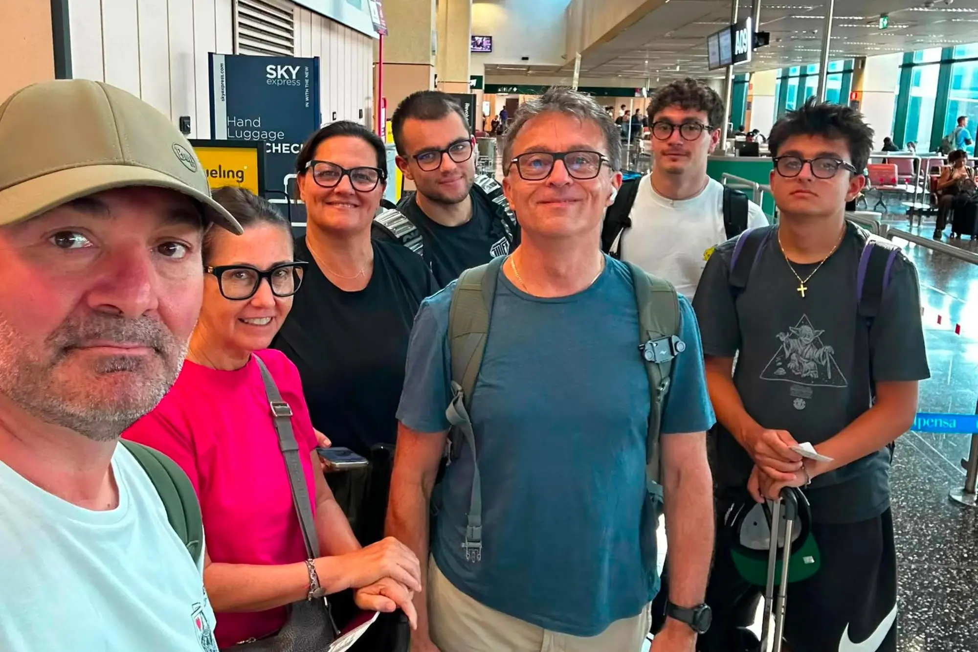 I sette italiani morti nell'incidente aereo in direzione Nazca, immortalati prima di partire per il Perù. Da sinistra verso destra: la coppia Angelucci, Cristina Bianco, Matteo Gianturco (ragazzo maglia nera), Paolo Gianturco, Lorenzo Angelucci e ultimo a destra Pietro Gianturco, 2 agosto 2026 ANSA