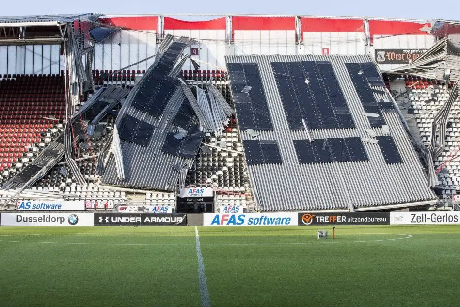 Il crollo all'interno dello stadio (Ansa)