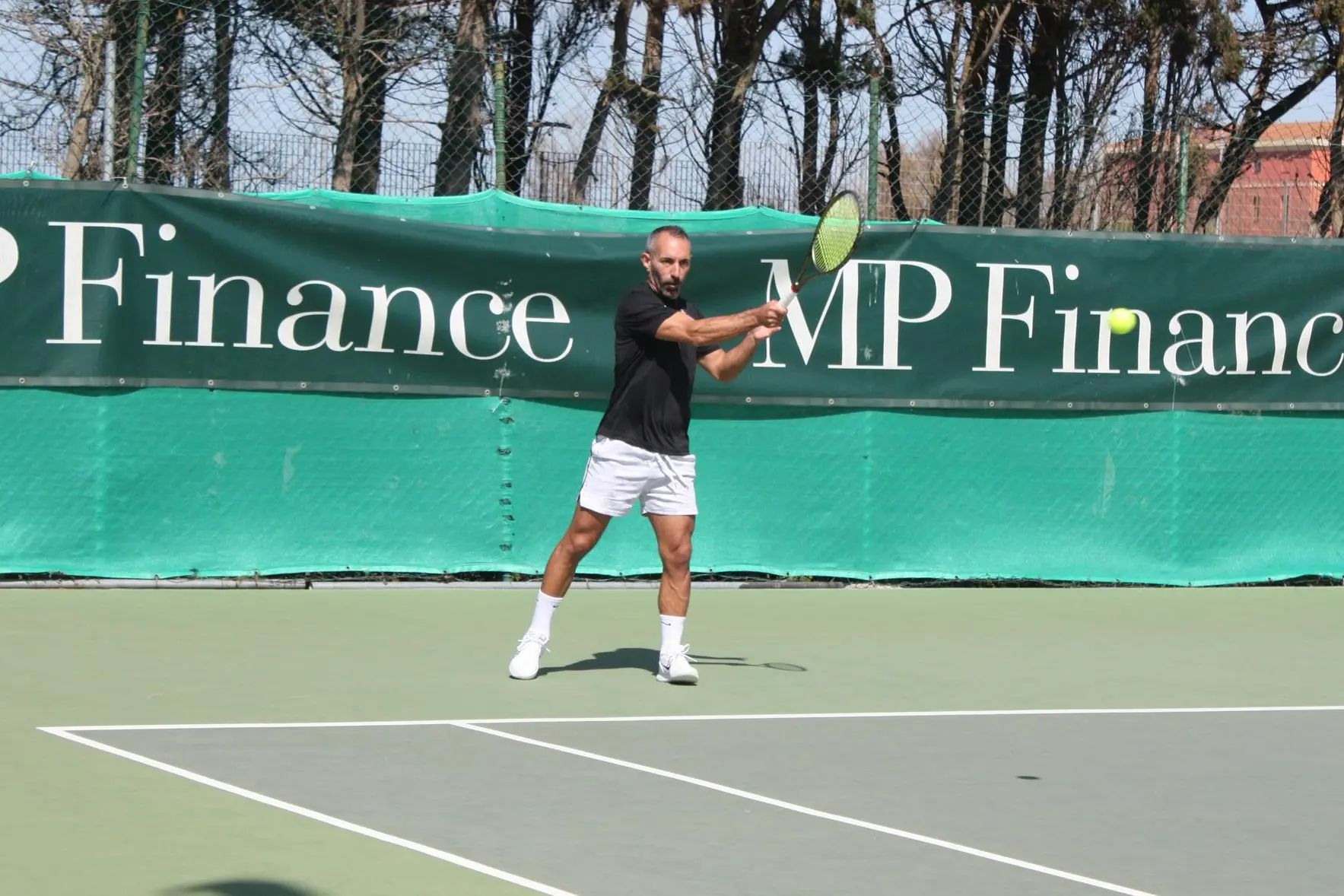 Un rovescio di Luca Caminiti del Tc Alghero (foto Antonio Burruni)