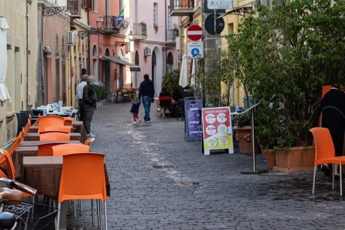 Tavolini all'aperto in via De Castro