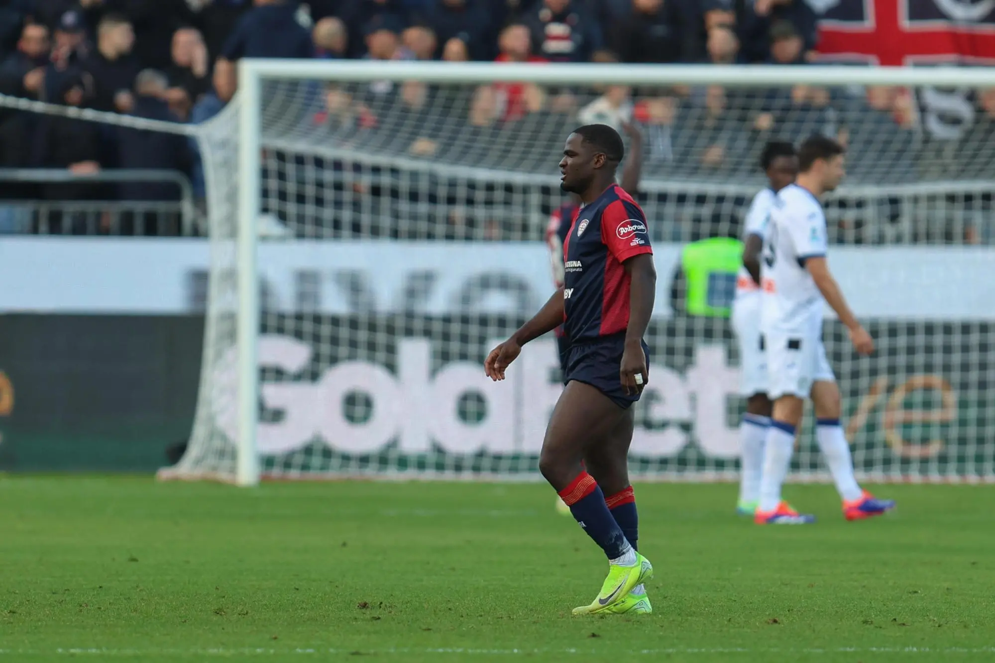 Zito Luvumbo esce per infortunio in Cagliari-Atalanta (foto Ansa)