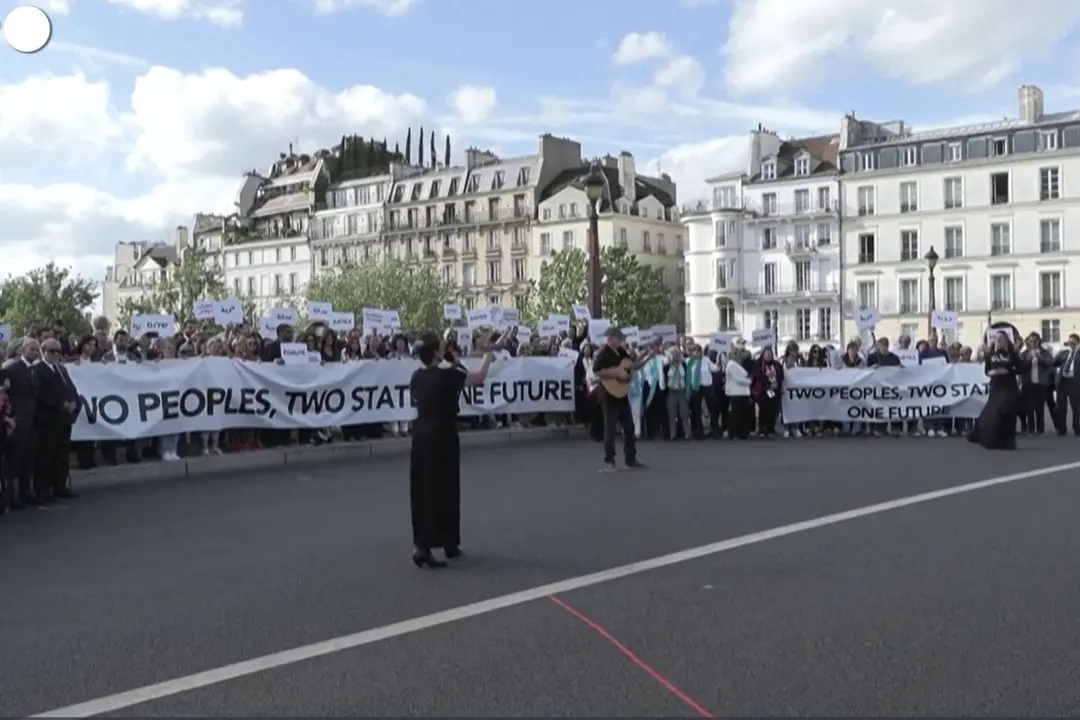 Noa e Mira Awad cantano a Parigi per la pace tra Israele e Palestina