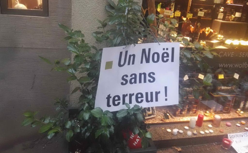 Un Natale senza terrore: è uno dei tanti messaggi che i cittadini hanno lasciato  (foto Franco Musu per L'Unione Sarda)