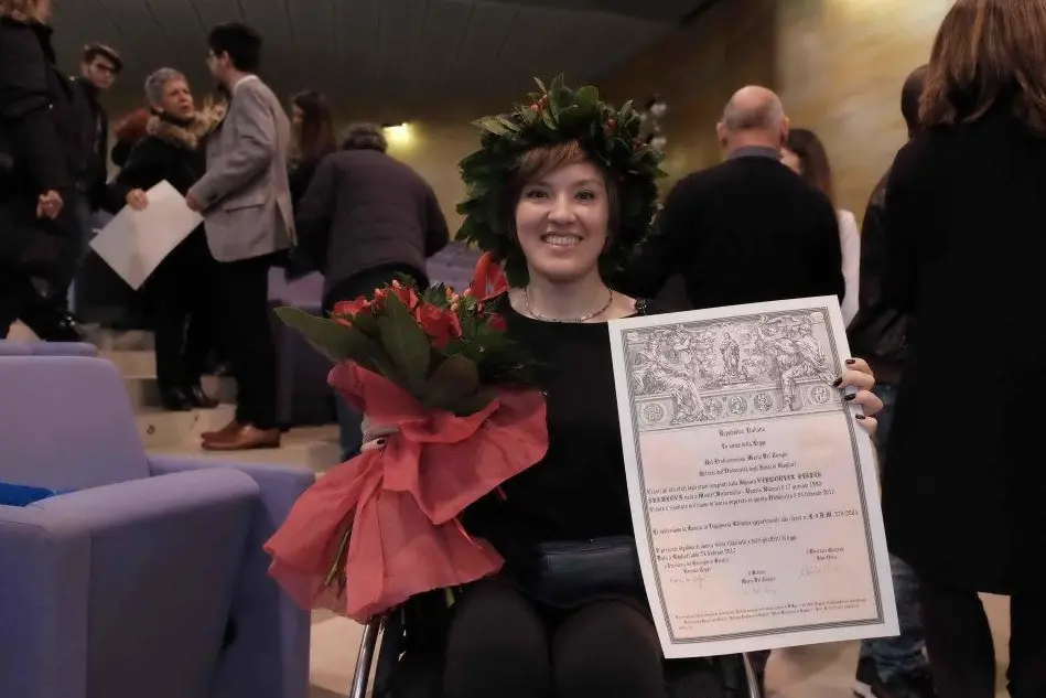 Viktorya mostra orgogliosa il diploma d laurea
