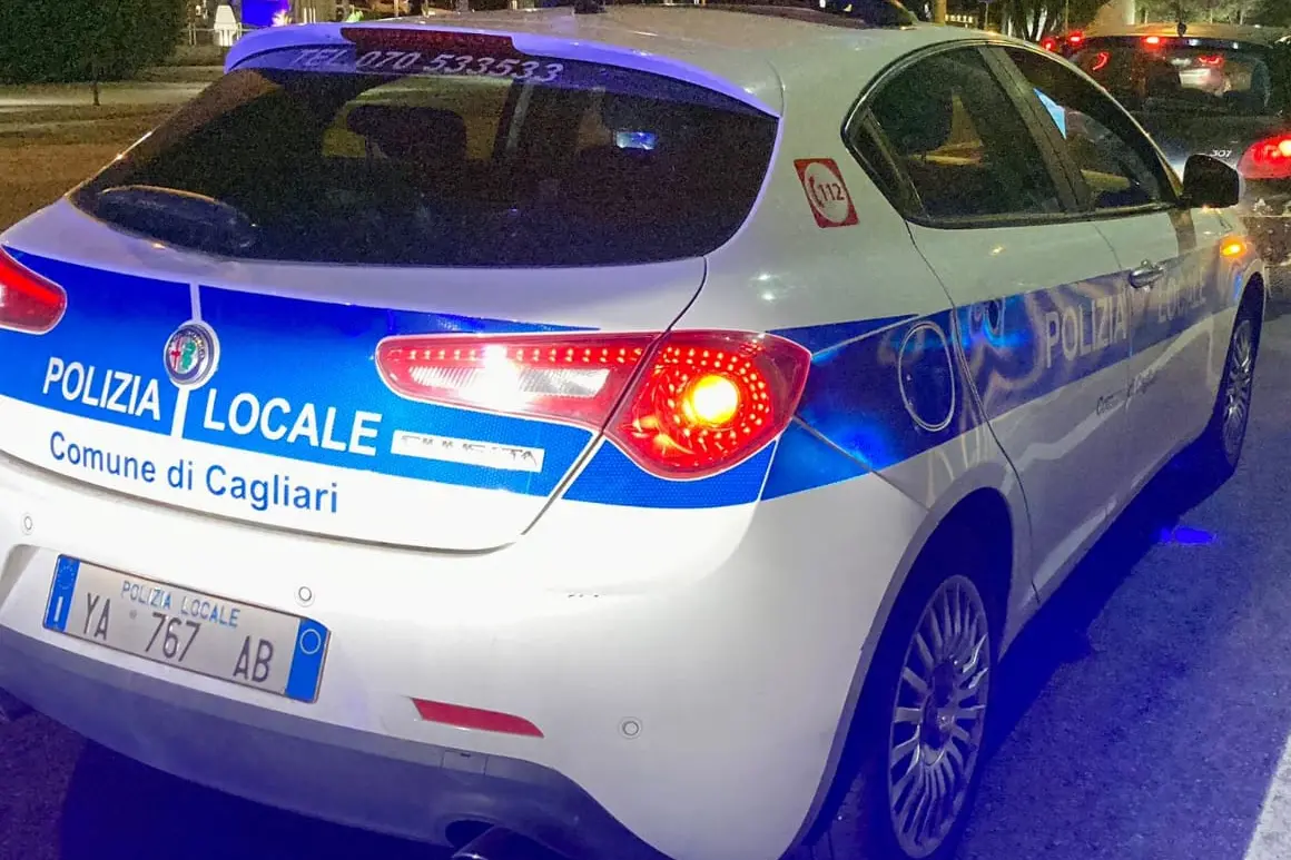 Un'auto della Polizia Locale di Cagliari (foto archivio)