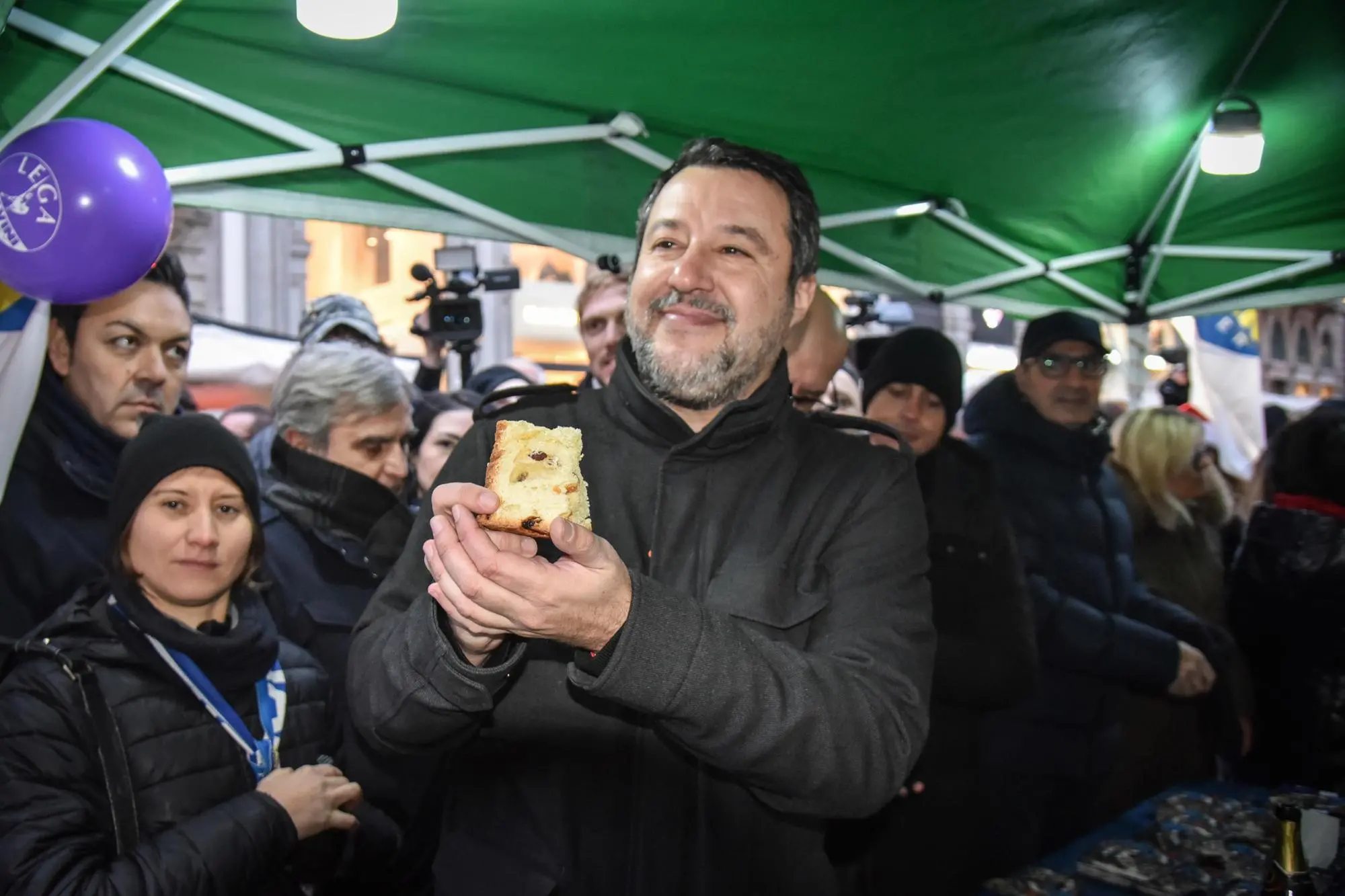 Il ministro dei Trasporti e delle Infrastrutture Matteo Salvini al gazebo della Lega in via Dante a Milano, 22 dicembre 2024 ANSA/MATTEO CORNER