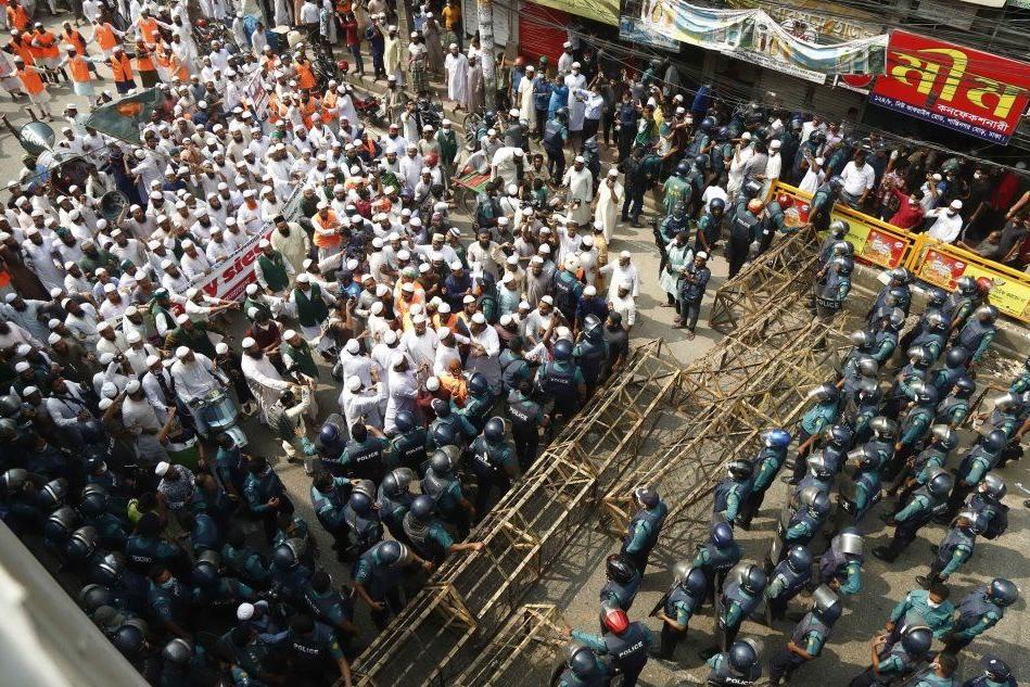 In Bangladesh manifestanti in piazza contro la Francia: chiesto il boicottaggio dei prodotti