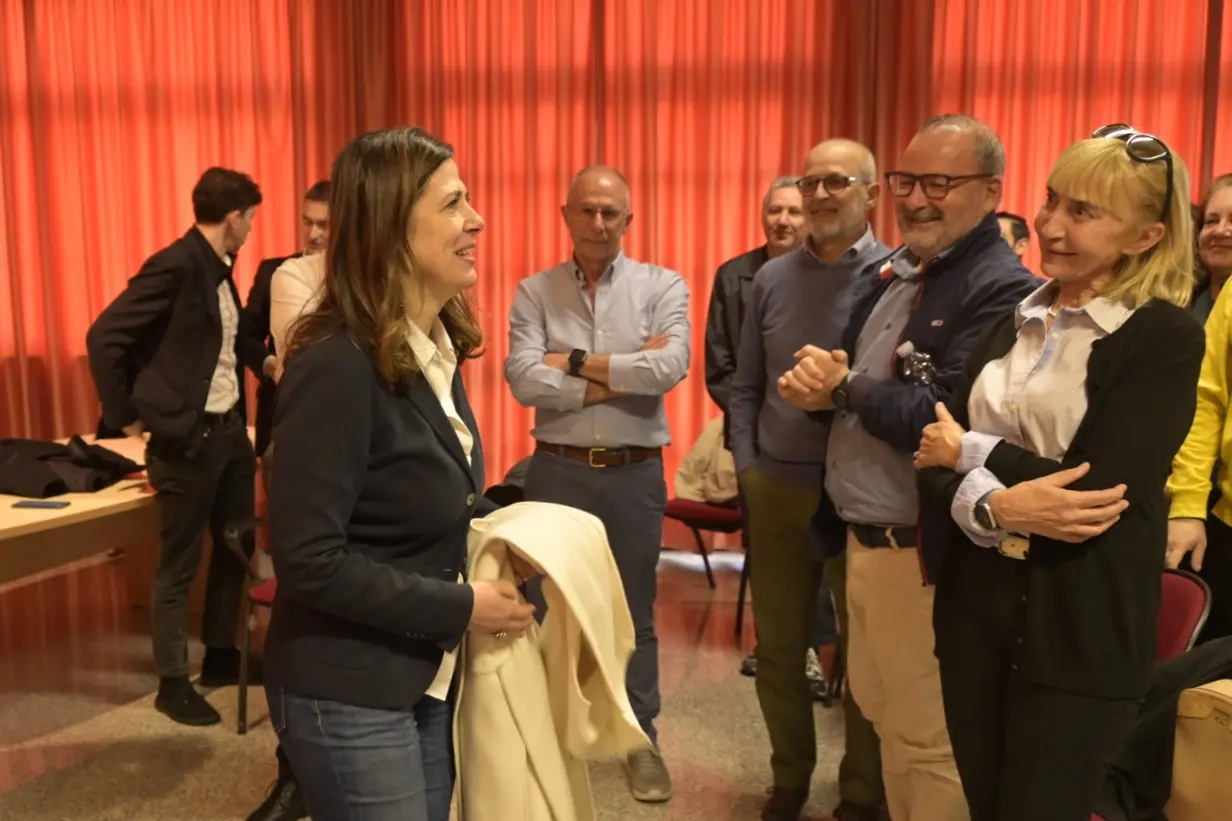 Alessandra Todde con alcuni elettori (L'Unione Sarda)