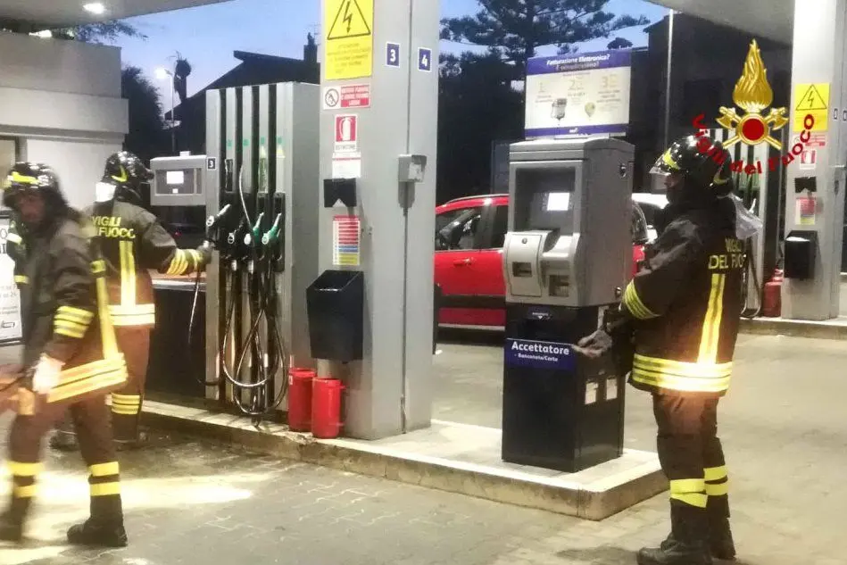 L'intervento in un distributore di viale Marconi (foto vigili del fuoco di Cagliari)