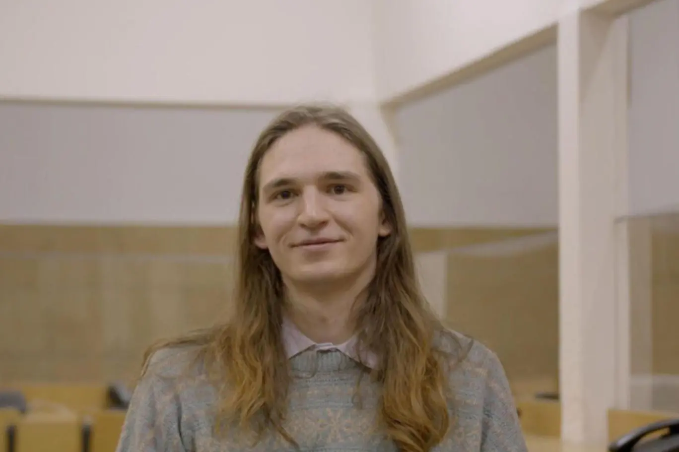 La foto allegata al post di Ilaria Salis sulla sentenza per l'attivista tedesca Maja T.