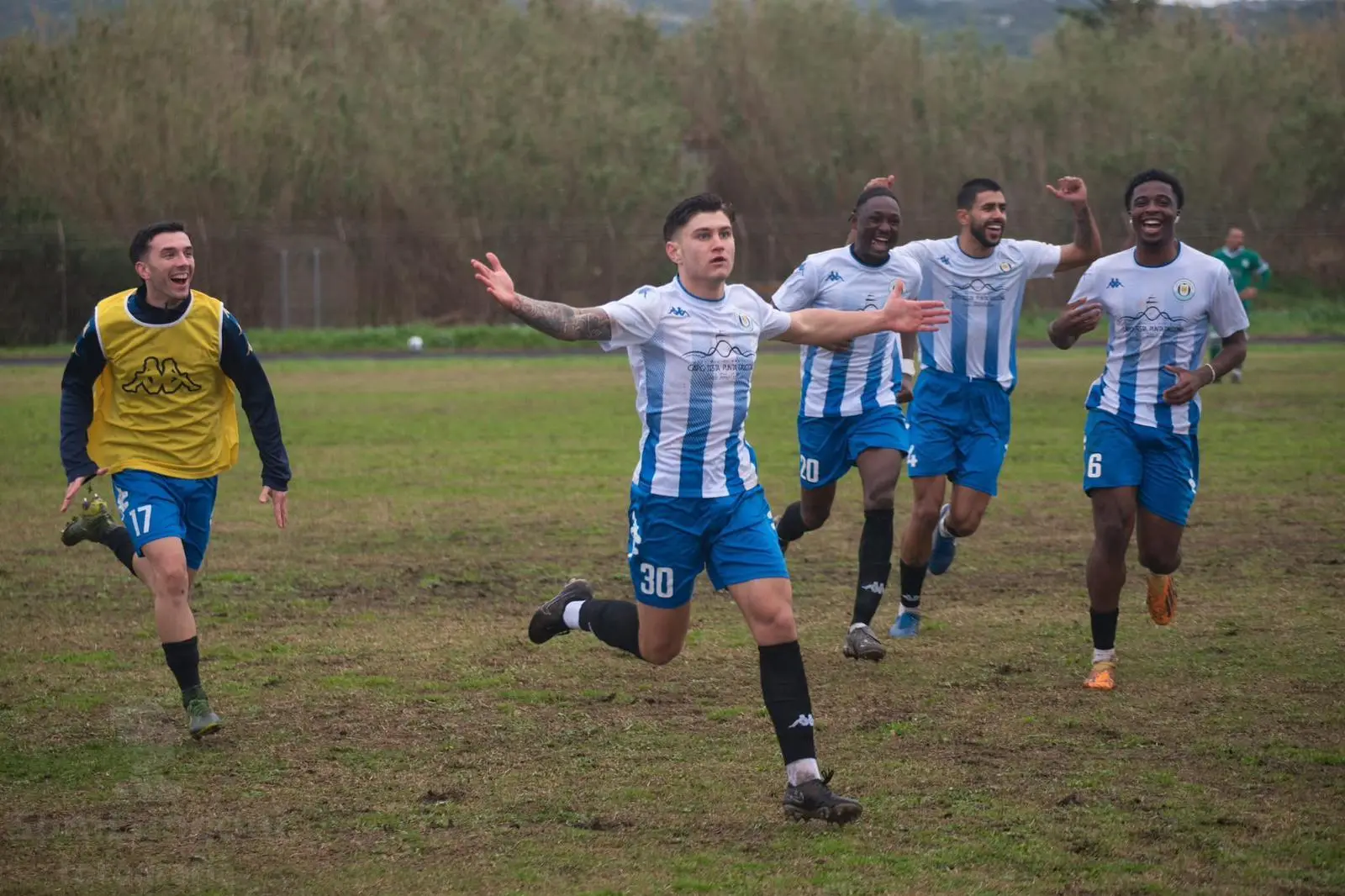Gavagni festeggia il gol segnato al Sant’Elena Quartu (foto Paolo Molino)
