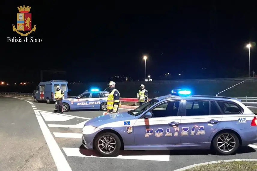 Un posto di blocco della Polizia (Ansa)