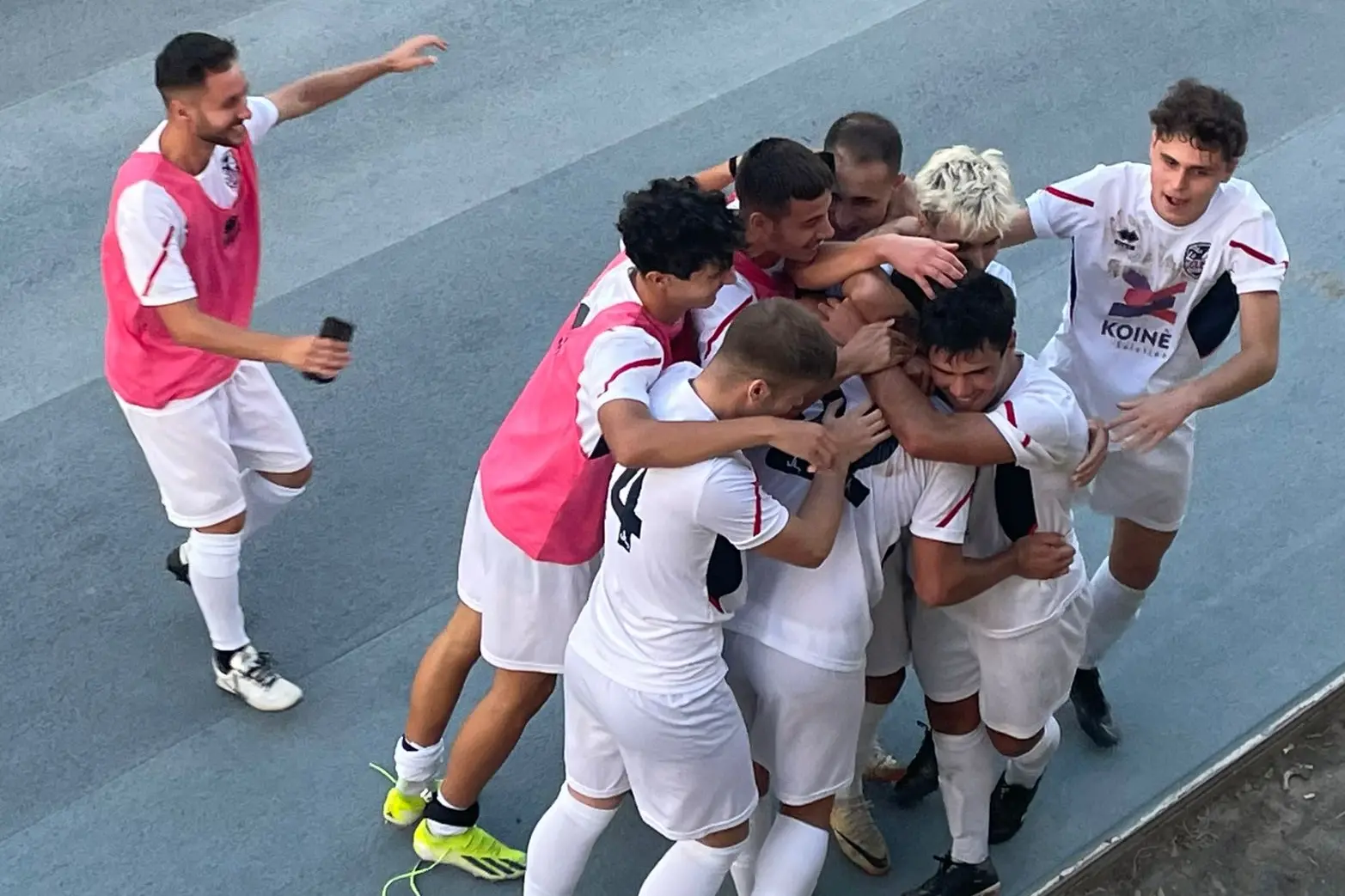 Serpi esulta dopo un gol al Cus Cagliari (foto Spignesi)