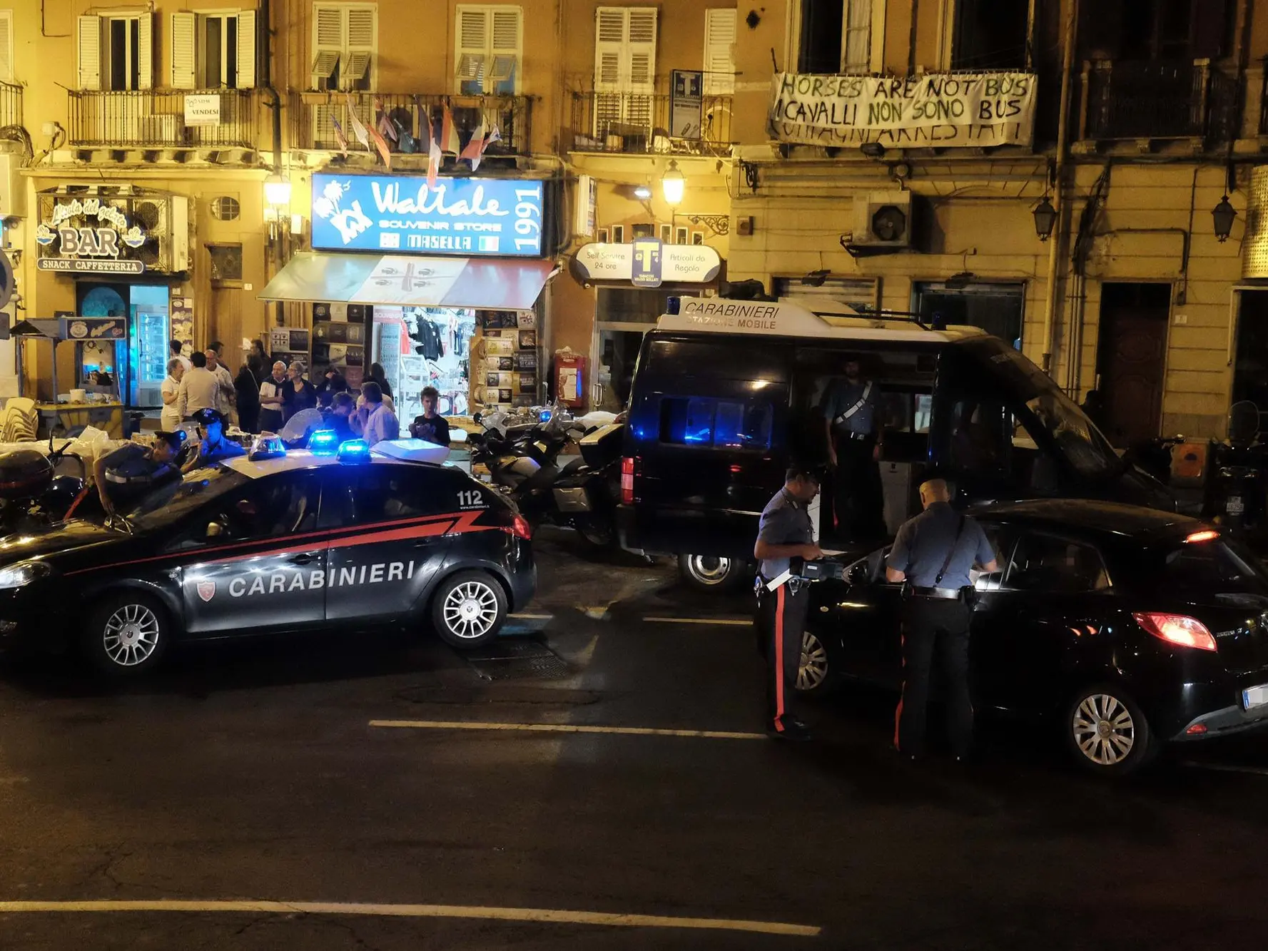 Carabinieri in piazza Yenne (Archivio US)