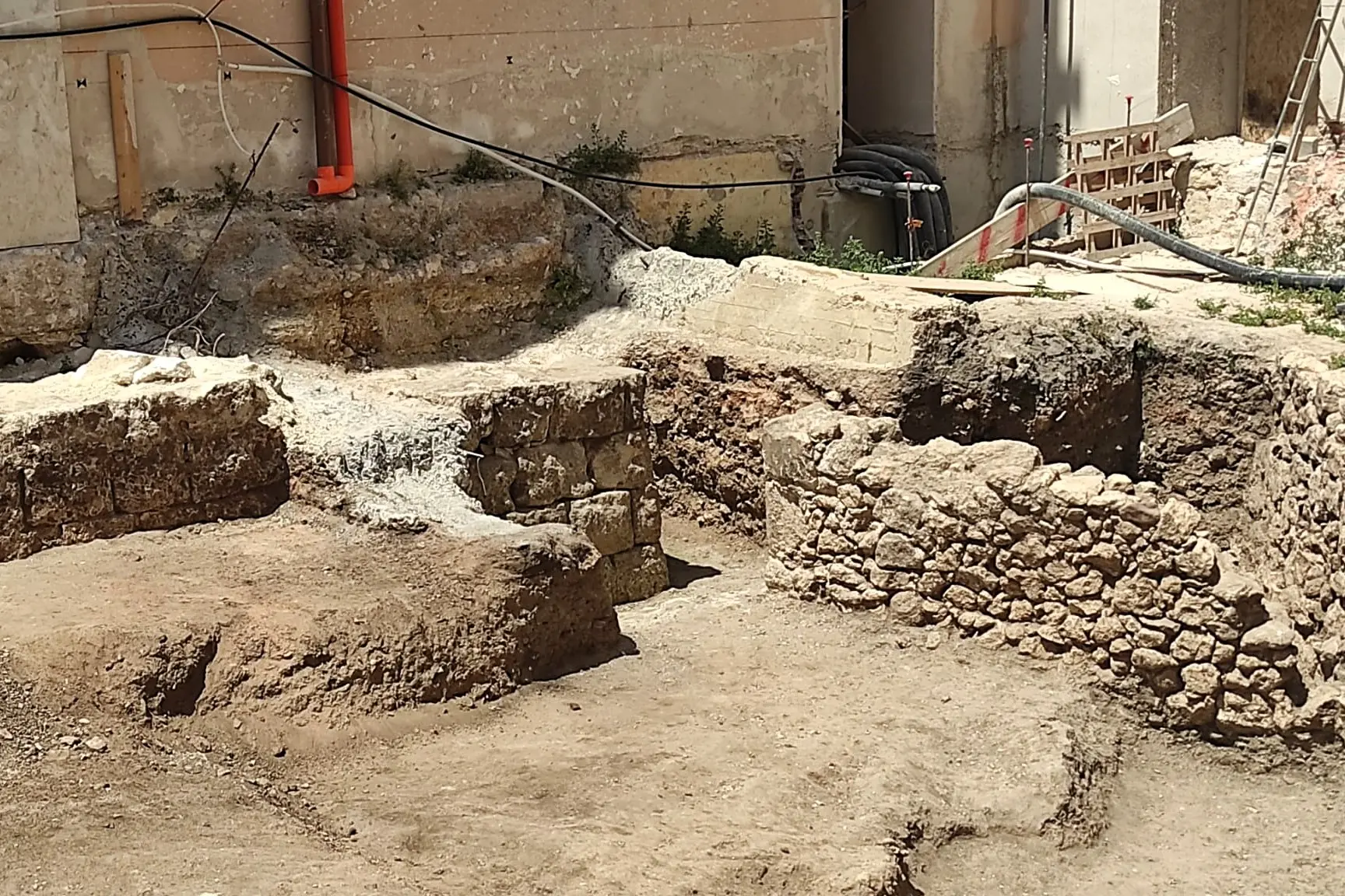 La porzione di torre e di mura emersi durante gli scavi (foto G. Marras)