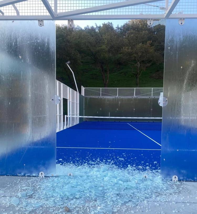 Bultei, vetrata in frantumi: vandali al campo di padel neppure inaugurato