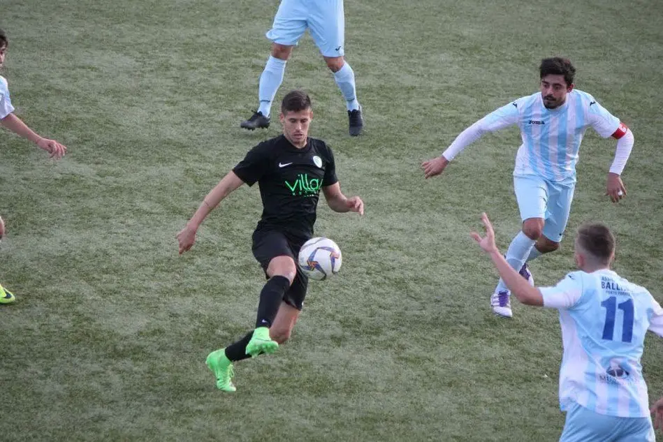 Antonio Mesina (in maglia nera) del Castiadas