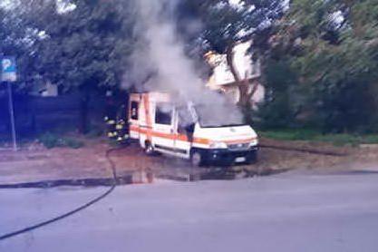 Sassari, bruciata l'ambulanza della Croce Medica: &quot;Ma non ci arrendiamo&quot;