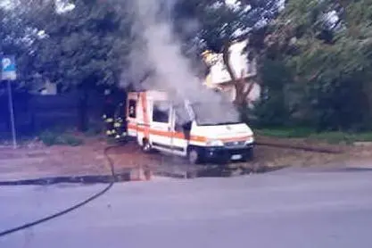 L'ambulanza in fiamme (Ansa)