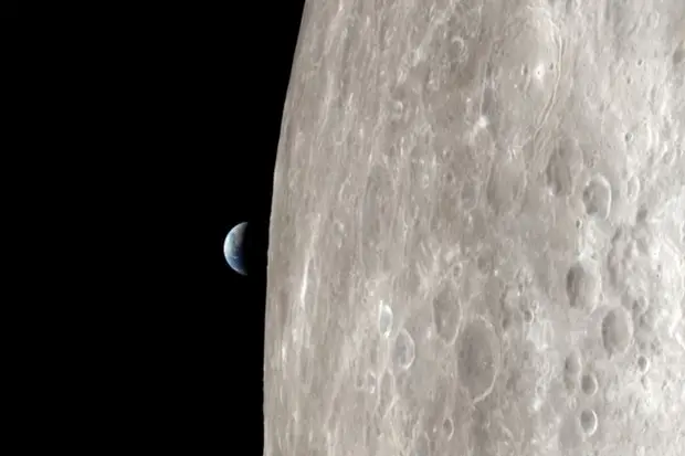 La Luna come l'hanno vista gli astronauti della missione Apollo 13 (Ansa)