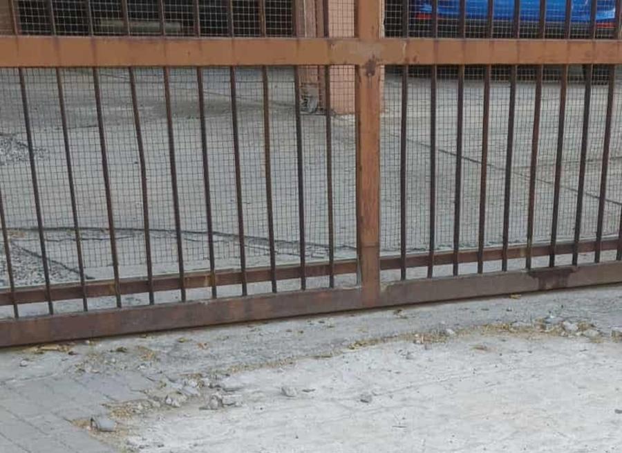 Via Verdi, marciapiede dissestato: «Comune, intervieni»