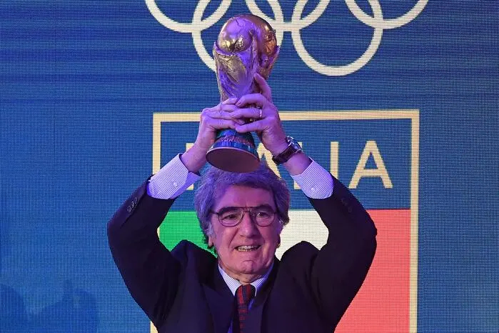 Dino Zoff torna ad alzare la coppa a 35 anni dal Mondiale '82 durante la cerimonia annuale per la consegna dei Collari d'oro dello sport al Foro Italico. Roma, 19 dicembre 2017. ANSA/ALESSANDRO DI MEO