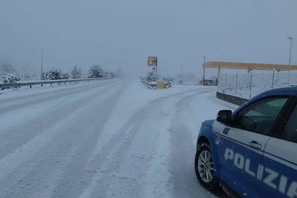 Una pattuglia della polizia stradale a Janna 'e ferru, sulla Nuoro-Lanusei