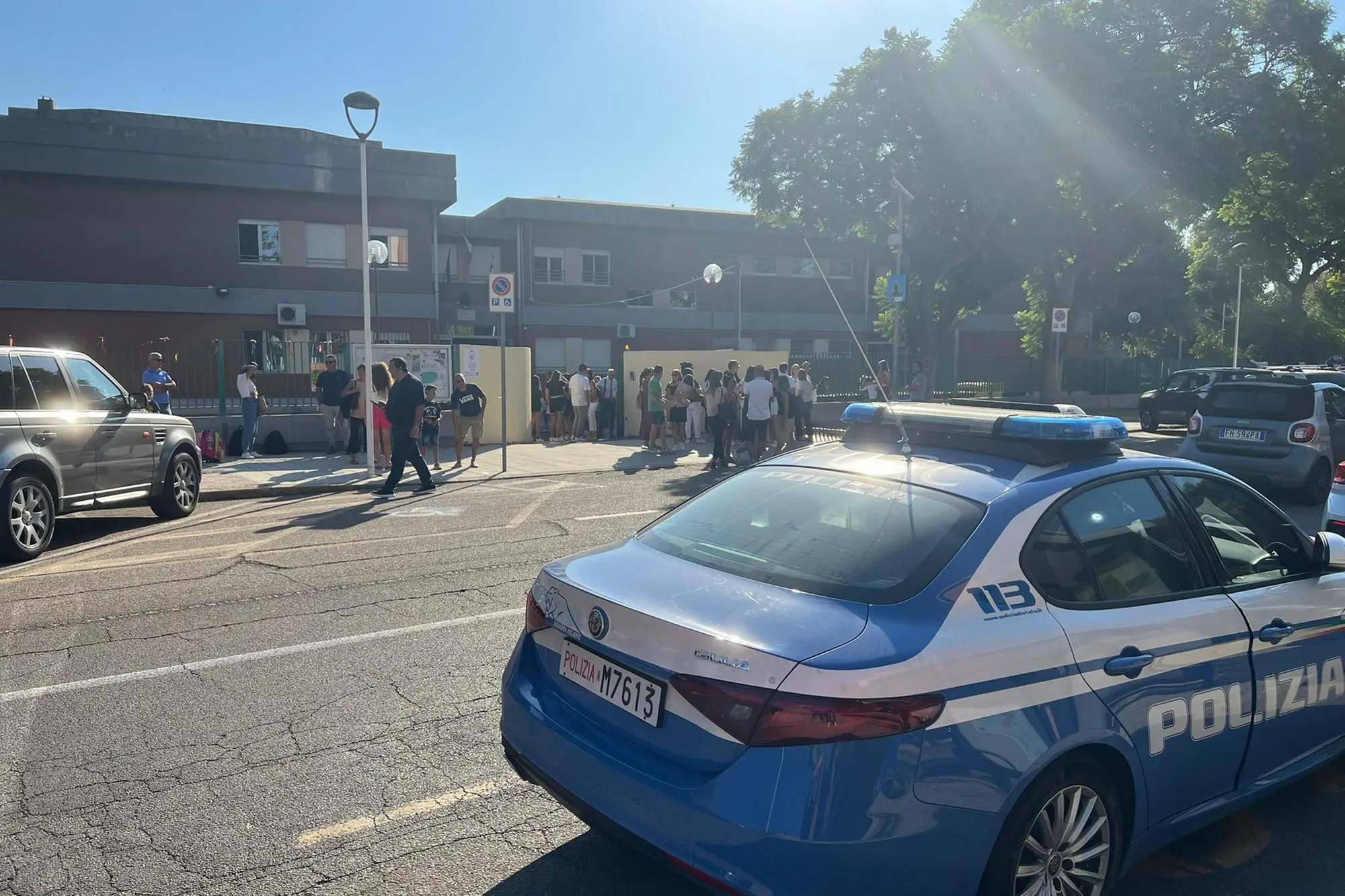 L'arrivo della polizia fuori dalla scuola di via Stoccolma a Cagliari (foto Madeddu)