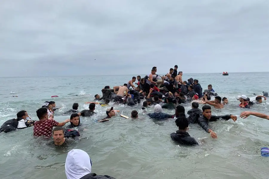 Migranti su una barca di fortuna\u00A0nel mare tra Marocco e Spagna (Ansa)