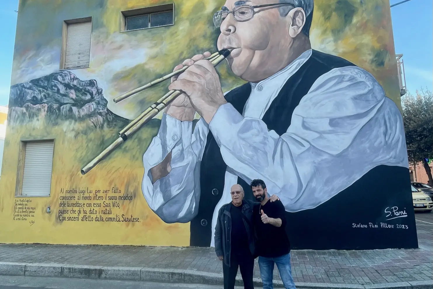 Luigi Lai col pittore Stefano Pani di fronte al suo murale