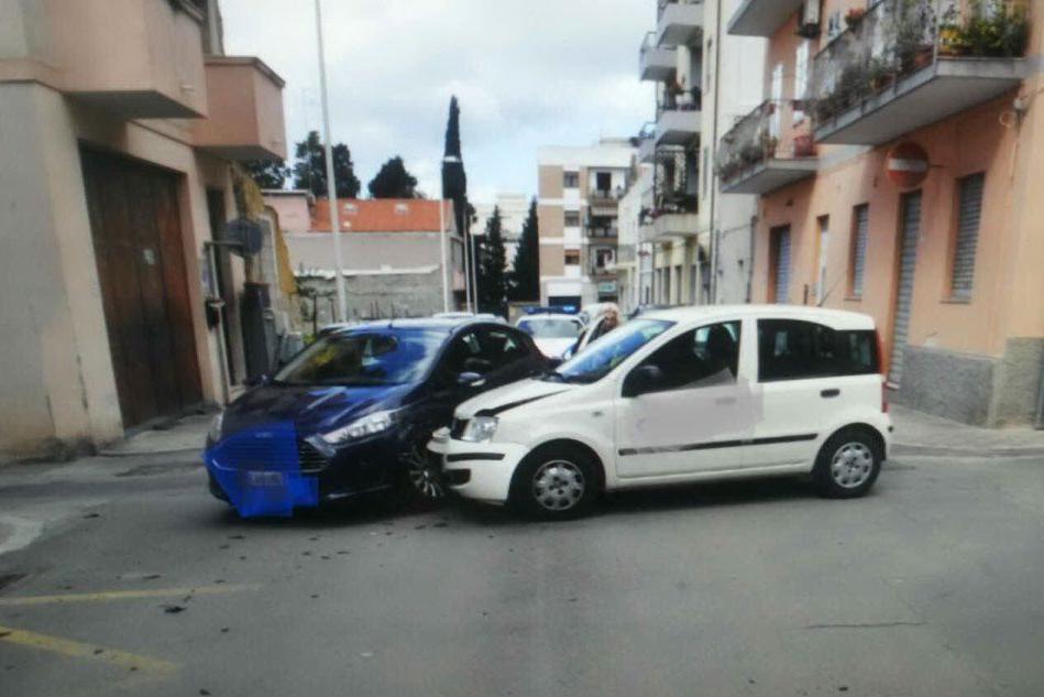Scontro tra due auto a Is Mirrionis, 32enne in ospedale