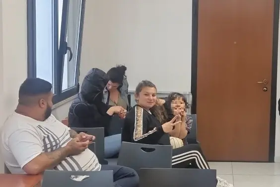Una delegazione di Rom negli uffici comunali (foto Tellini)