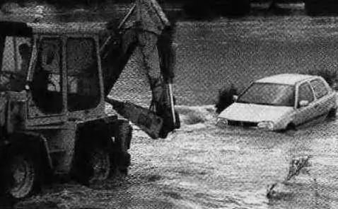 Un'auto sommersa (tutte le foto sono Archivio L'Unione Sarda)
