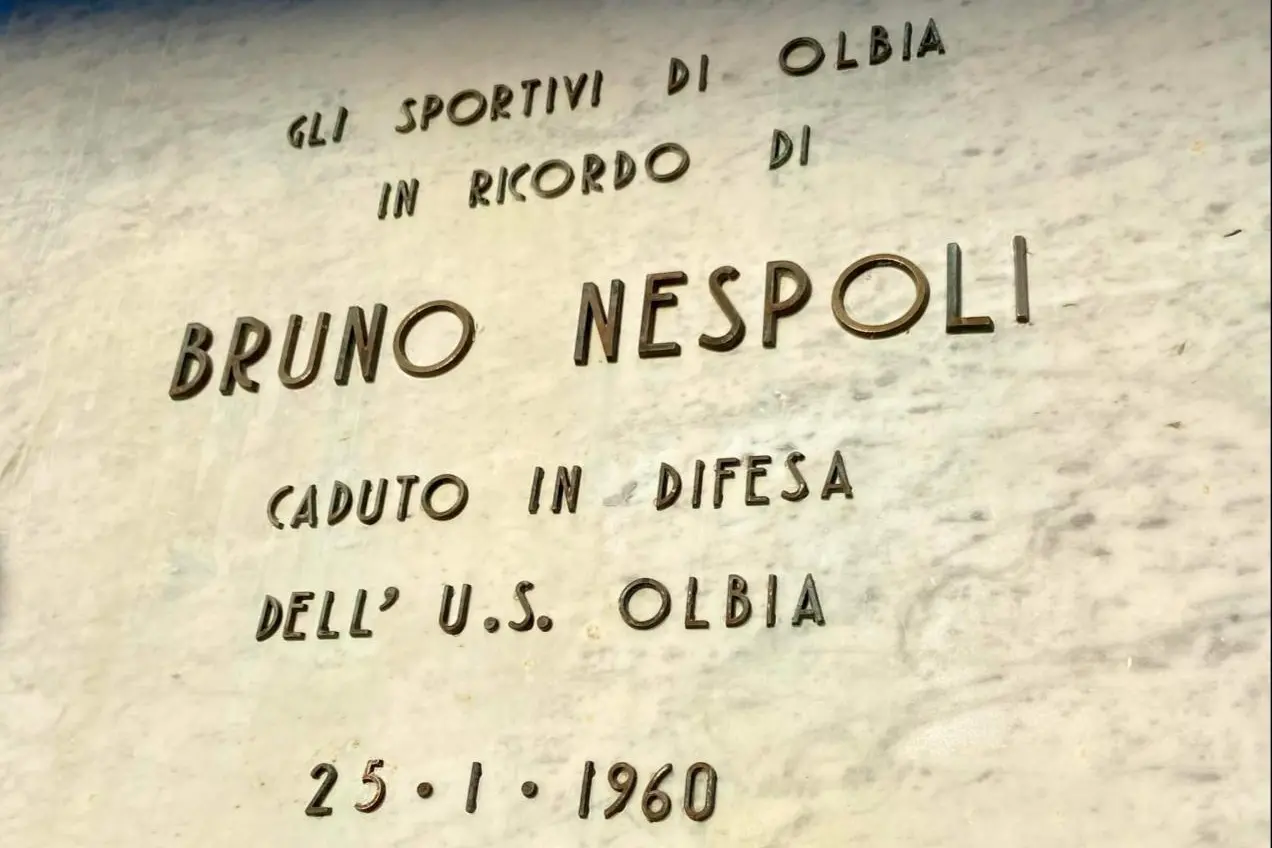 La targa commemorativa in memoria di Bruno Nespoli (foto Olbia Calcio)