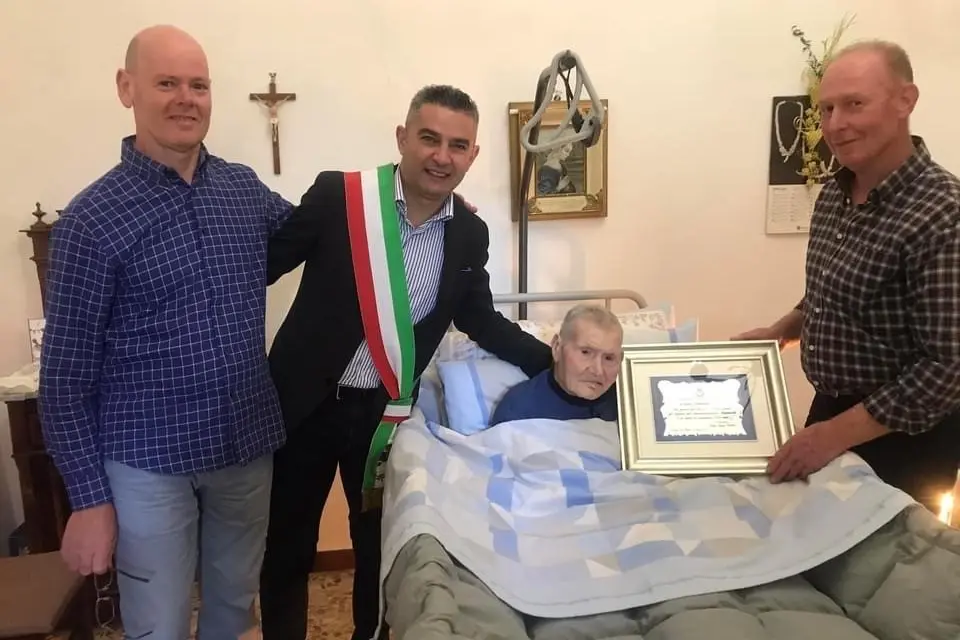Edmondo Pilleri con i figli e il sindaco il giorno del 101esimo compleanno