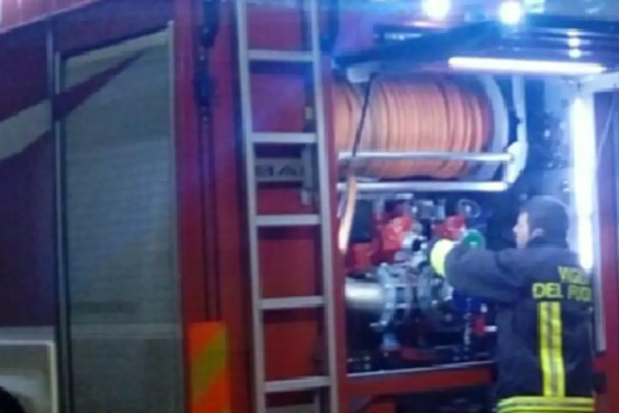 Intervento dei vigili del fuoco (Ansa)