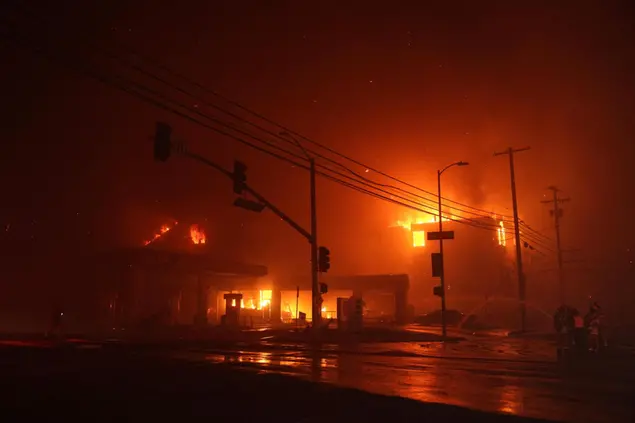 L'incendio a Los Angeles (Ansa)