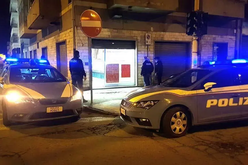 La Polizia davanti alla macelleria, teatro dell'ultimo colpo (Foto A.Serreli)