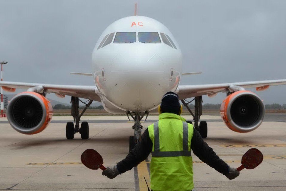 Un aereo Easy Jet in arrivo da Londra all'aeroporto di Alghero