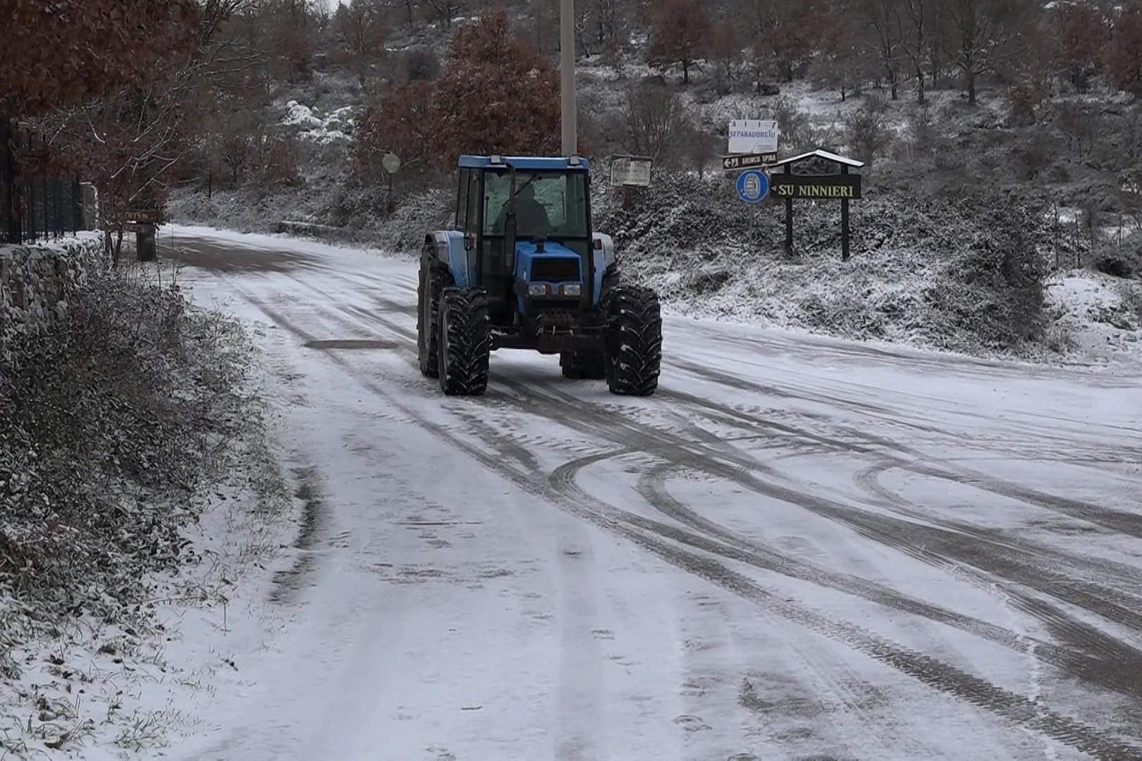 Un trattore nella strada per Bruncu Spina (G. Locci)